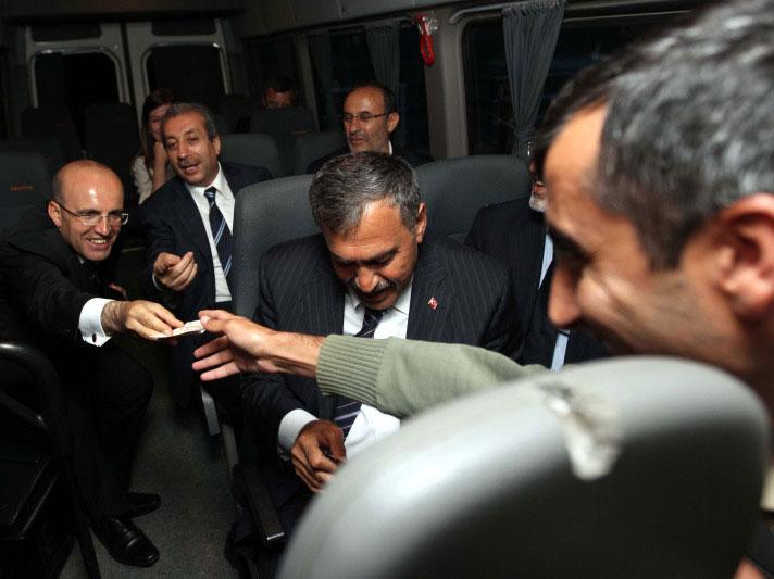 Siirt'teki Botan Çayı üzerinde Alkumru Barajı ve Hidroelektrik Santrali'nin açılışı, devletin zirvesini biraraya getirdi. Cumhurbaşkanı Abdullah Gül ve Başbakan Recep Tayyip Erdoğan, tören alanından helikopterle ayrılırken; Maliye Bakanı Mehmet Şimşek, Çevre ve Orman Bakanı Veysel Eroğlu, Tarım ve Köyişleri Bakanı Mehdi Eker ile Enerji ve Tabii Kaynaklar Bakanı Taner Yıldız kendileri için tahsis edilen ve bir okul servisi olan minibüsle Siirt'e hareket etti.