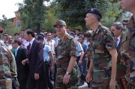 Genelkurmay Başkanı Orgeneral İlker Başbuğ, Van'ın Cumhuriyet Caddesi'nde vatandaşların sevgi gösterileriyle karşılandı.