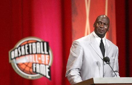 Basketbolun efsane ismi Michael Jordan Naismith Memorial Basketball Hall of Famee kabul töreninde oldukça duygusal anlar yaşadı.