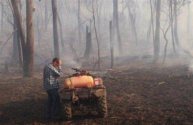 Dünya soğuktan donuyor, kar yağışı altında kalır, İngiltere son 18 yılın en soğuk kışını yaşarken Avustralya'da aşırı sıcaklar sonucu çıkanr yangınlarda 30 ev yandı, 14 kişi hayatını kaybetti