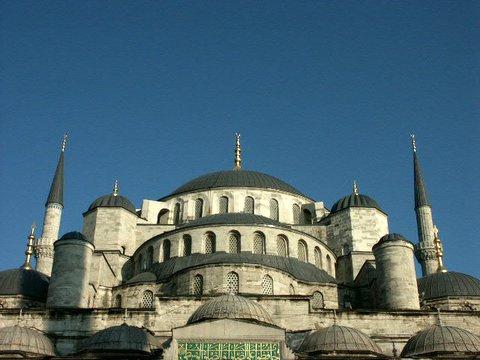 Anadolu yapı medeniyetini araştıran arkeologlar İstanbul'da 1600 yıldır dimdik ayakta duran yapının sırrına temeline inince vakıf oldu.Kabe, Ayasofya ve Süleymaniye Camisi'nin temelinde de aynı sistem var.