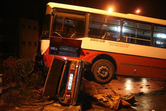 İzmir'in Konak İlçesinde meydana gelen korkunç trafik kazasında belediye otobüsünün altında kalan ve duvara çarparak ezilen otomobilin içinde sıkışan 4 yolcu hayatını kaybetti.