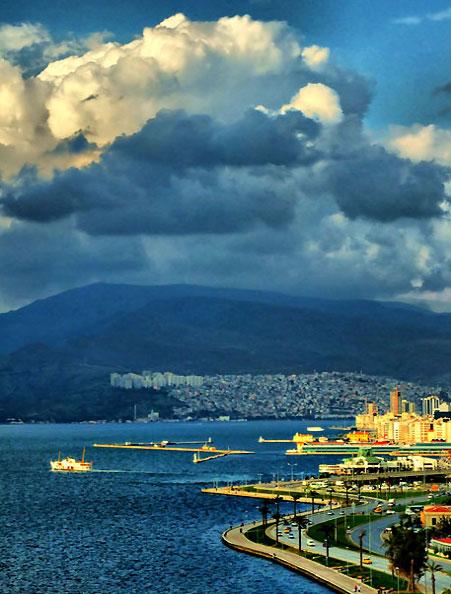 İZMİR: AK Parti'nin her zaman şansının az olduğu kentlerden biri olan İzmir'de partinin sol kökenli bakanı Ertuğrul Günay ve yine bakan olan Binali Yıldırım ön sıralardan aday gösterildi.