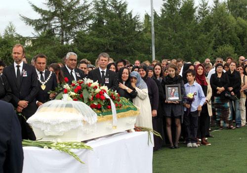 Norveç'in Ütoya şehrindeki saldırıda ölen Türk kızı Gizem Doğan'ın cenaze töreni, izdiham nedeniyle Trondheim'daki Türk camiine yakın statta gerçekleştirildi.