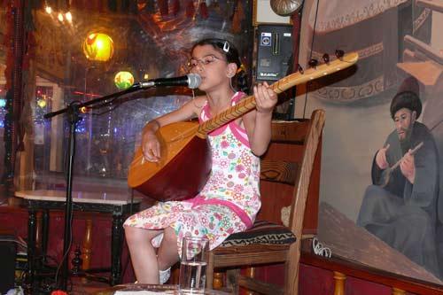 Bu Türkü başka Türkü! İlköğretim okulu öğrencisi Türkü, bağlamayı eline aldığında büyülmüş de küçülmüy bir sanatçı ustalığı ile o gece çadırda bulunanların takdirini kazandı ve yoğun alkış aldı