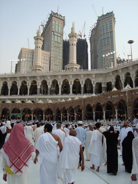 Kabe vinçlerin gölgesinde kaldı