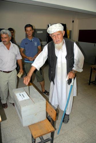 Yüksek Seçim Kurulu, İl Seçim Kurullarından gelen sonuçları birleştirerek ilan edecek.