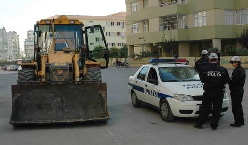 Çocuğu kepçeden indirip gözaltına alan polisler, hemen o mıntıkada görevli trafik polislerine haber verdi. Olay yerine gelen trafik polisleri, çocuğu gözaltına aldı. Vedat A. ehliyetsiz araç kullanmaktan dolayı işlem yapıldıktan sonra serbest bırakıldı.