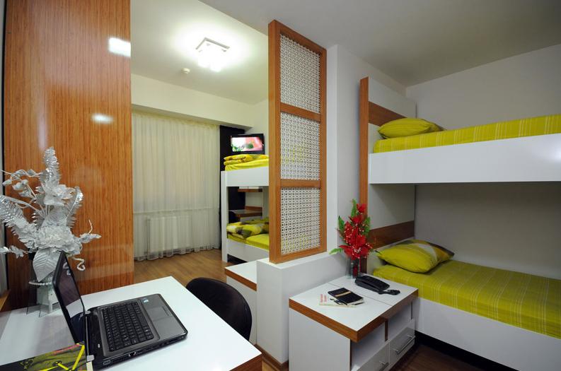 Dünyada ilk kez uygulanan bir model ile yurt klasmanında çıtayı yükselterek 5 yıldızlı otel konforunda hizmet veren Kampüsaray, öğrencilere özel banyo, tuvalet, buzdolabı,televizyon ve telefonu olan farklı oda seçenekleri sunarken, yüzme havuzu, sauna, bilardo ve spor salonu gibi yurtlarda alışık olmadığımız çeşitli aktivitelerden de ücretsiz olarak yararlanma imkanı sağlıyor. Adan Zye bir öğrencinin ihtiyacı olan her şeyin sağlandığı bu lüks yurtta özürlü öğrenciler içinde çift asansör ve özel banyolar gibi detaylar da yer alıyor.