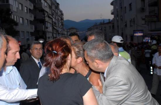 'Bu insanlar sizi neden alkışlıyor' diyerek İzmir'de Cumhurbaşkanı Abdullah Gül'e tepki gösteren işsiz kadın yine Gül'den iş sözü aldı.