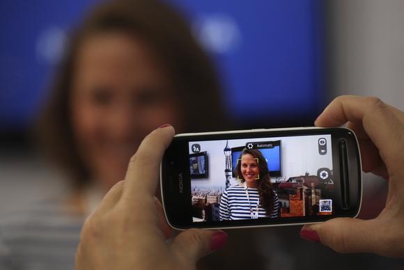 Nokia'nın daha sonra çıkaracağı aşırı yüksek megapixel kameralı telefonlarda kullanacağı PureView teknolojisiyle üretilen 808 PureView, ayrıca "çok canlı, temiz ve 140 desibele kadar ses kaydetmeye" olanak sağlayan Rich Recording adlı bir özelliğe sahip bulunuyor.