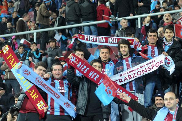 Konsensusun 2009 yılında yaptığı 'Taraftar Eğilimi' anketine göre, Cimbomlular içinde AK Parti'yi tercih edenlerin oranı fazla olmasına rağmen, aslında en fazla oy Fenerbahçeden çıktı. İkinci sırada ise Trabzonlular yer alıyor.
