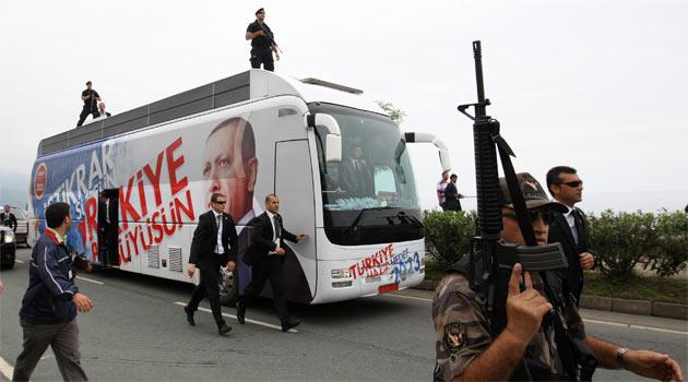 Hopa'da Başbakan'ın konvoyuna yapılan taşlı saldırıda ortaya çıkan fotoğraf Türkiye'nin gündemine oturdu. Fotoğrafta, konvoy taşlanırken jandarmanın olup biteni seyrettiği görülüyor.