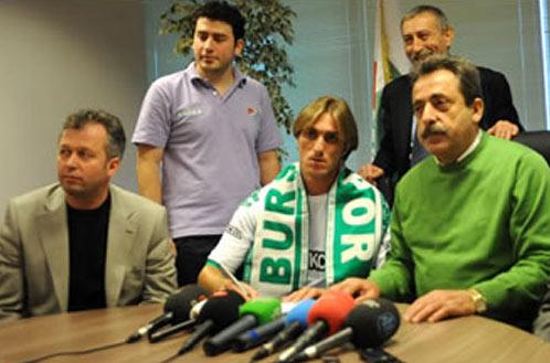 Bursaspor, Brezilya Serie B takımlarından América RN'de forma giyen sağ kanat oyuncsu Daniel Rezende'yi renklerine bağlayarak ilk transferini yapmış oldu.