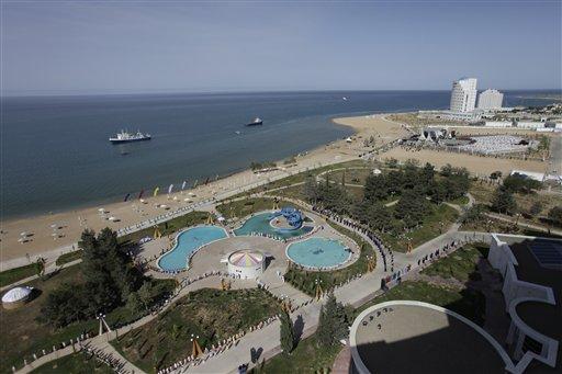 Berdimuhammedov, gece-gündüz ısı farkı en büyük şehirlerinden birinde dünyanın en tuzlu gölünün kıyısına dillere destan bir tesis, muhteşem bir açılış yaptı ama gazetecilerin şovu görüntülemesi için elden gelen arkaya konmadı! Bunlar kurtarılabilenler...