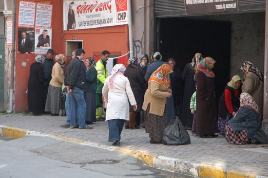 Sosyal yardımlardan ötürü AK Partiyi yerden yere vuran CHP, Sarıyer'deki seçim irtibat bürosundan vatandaşlara erzak dağıtırken objektiflere yakalandı.