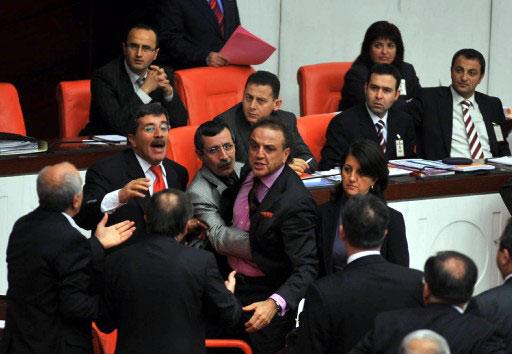 TBMM Genel Kurulunda gerginlik... Kendisini ''ihbarcılık'' ile suçlayan DTP Muş Milletvekili Sırrı Sakık, CHP Malatya Milletvekili Ferit Mevlüt Aslanoğlu'na yumruk attı
