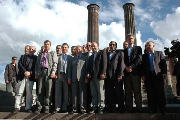 Sağlık Bakanı Recep Akdağ, ulusal basının yöneticilerini seçim bölgesi ve memleketi Erzurum'da ağırladı. Akdağ, gazetecilere şehri bizzat gezdirdi. Gezinin sonu keyifli bir geceyle bitti.
