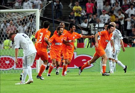 2009-2010 Sezonu perdesini açtı. Şampiyon Beşiktaş, açılış maçında İstanbul Belediyespor'la öne geçtiği maçta 1-1 berabere kaldı...