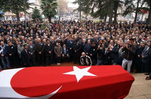 Bursa'da uğradığı silahlı saldırı sonucu hayatını kaybeden eski Bursa Büyükşehir Belediye Başkanı Hikmet Şahin'in cenazesi, İnegöl ilçesinde toprağa verildi.