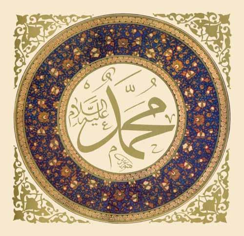 Kitapta yer alan bilgilere göre İslam Alimi Suyuti, peygamberimizin Kuran'da açık isim olarak 79, türemiş isim olarak 44 adının bulunduğunu belirtiliyor. Yine aynı kaynağa göre Hz. Muhammed'in Hadislerde ve Semavi kitaplarda 235 ismi ve 4 künyesi bulunuyor. Tümünün toplamı 337 yapıyor ki kendisi de 340 küsur ifadesini kullanmıştır.<br><br>Kitapta yer alan bilgilere göre Peygamberimizin geçmiş kitaplarda yer alan adlarının listesi şu şekilde: