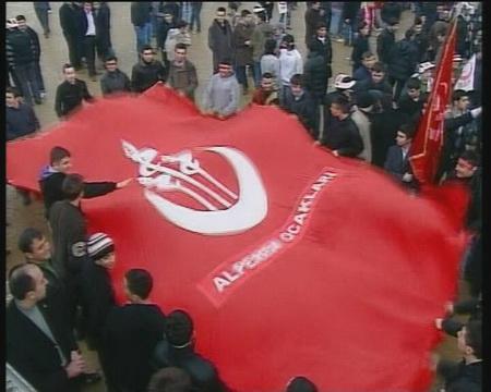 BBP'nin İstanbul mitingi: Partisinin İstanbul mitinginde vatandaşlara hitap eden BBP Genel Başkanı Muhsin Yazıcıoğlu'nun hedefinde de hükümet vardı.