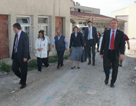 Kadın ve aileden sorumlu Devlet Bakanı Selma Aliye Kavaf, Ankara'daki çeşitli sosyal hizmet kurumlarını habersiz ziyaret ederek, incelemelerde bulundu. Habersiz ziyaretler sürecek.