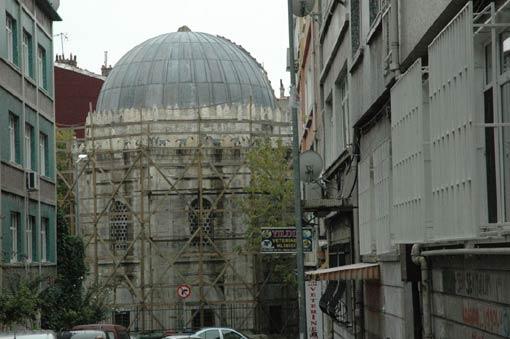 <b>Fatih Güldal</b>'ın haberi
<br><br>
Kanuni Sultan Süleymanın kubbe vezirlerinden Hüsrev Paşanın ölümü Osmanlı tarihinde ilginç bir yer tutar. Çaşnigirbaşı, Kapıcular Kethüdası, Rumeli Beylerbeyi, Mısır ve Konya Valiliği, son olarak da kubbe veziri olan paşa nevi şahsına münhasır bir karaktere sahipti. Lakabı deli olan paşa, gayet sinirli ve hırslı biridir. Nitekim paşanın bu hali sonunu da hazırlamıştır.