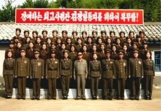 Hasta olduğu öne sürülen Kuzey Kore lideri Kim Jong-İl'in bir futbol maçına katıldığı açıklanarak, fotoğrafları yayınlandı.