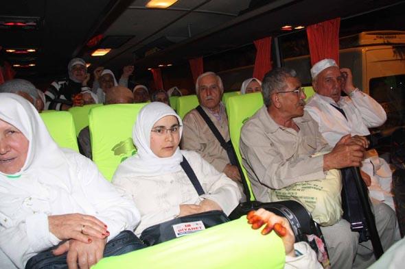 Otobüslerin gecikmesi, şoförün alkollü çıkması ve gelen otobüslerin 82 kişilik kafileyi götürecek büyüklükte olmaması nedeniyle öfkelenen umreciler ve yakınları ise yaşananları Diyanet İşleri Başkanlığına ve Başbakanlığa şikayet edeceklerini söylediler.