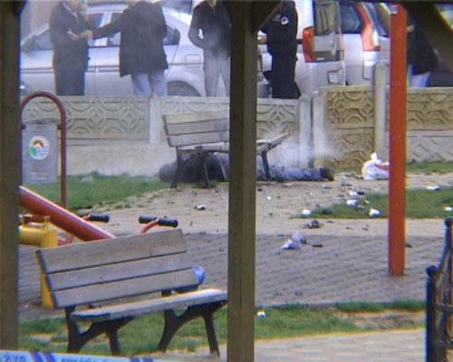 Tuzla'daki bir parkta meydana gelen patlamada 1 kişi yaralandı. Patlamada yaralanan şahsın canlı bomba olma ihtimali üzerinde duruluyor.