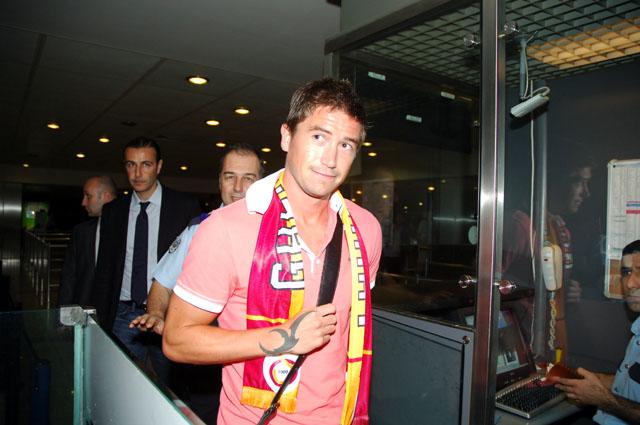 G.Saray'ın yeni transferi ünlü Avustralyalı golcü Harry Kewell İstanbul'a geldi.Ayağının tozuyla iddialı açıklamalar yapan yıldızı çok sayıda taraftar karşıladı.