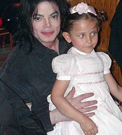 Ölümüyle tüm dünyayı şoke eden Michael Jackson'ın çocukları ve onların arkadaşlarıyla birlikte çekilen fotoğrafları ortaya çıktı.