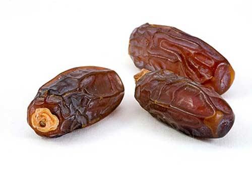 Hurma: (Allah) su sayesinde sizin için ekinler, zeytinler, hurmalar, üzümler ve diğer meyvelerin hepsinden bitirir. İşte bunlarda düşünen bir toplum için büyük bir ibret vardır. (Nahl sûresi / 11) İz, yeryüzünde nice nice hurma bahçeleri, üzüm bağları yarattık ve oralarda birçok pınarlar fışkırttık. (Yasin sûresi / 34)