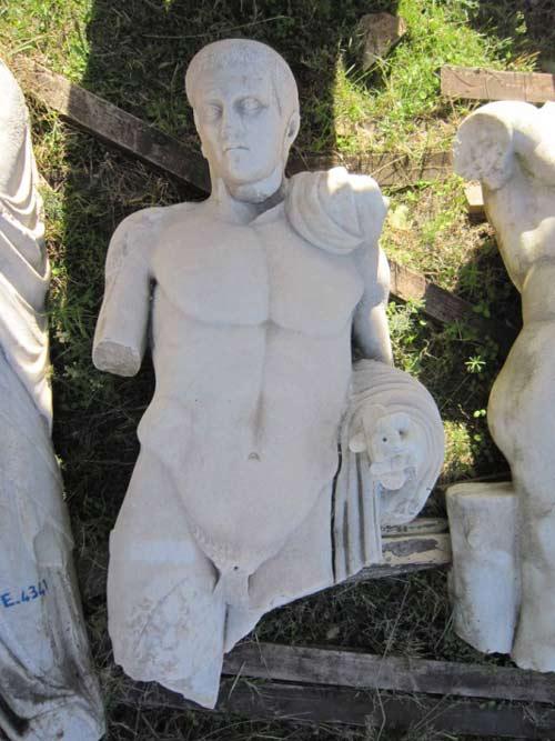 Şimşek, heykel başının Tapınak A'da 2005 yılında kanalizasyon kapağı olarak kullanılan heykele ait olduğunu belirtti.
<br><br>
Heykel başının, M.S. 225 ile 244 yılları arasında yaşayan ve M.S. 238-244 arasında hüküm süren Roma imparatoru 3. Gordianus'a ait olduğunu ve kanalizasyon kazılarında 5 yıl önce bulunan başsız mermer gövdeye ait olduğunu tahmin ettiklerini vurgulayan Şimşek, 4.yüz yılda çok tanrılı dinlerden Hristiyanlığa geçildiği o dönemlerde heykellerin parçalanarak kanalizasyona atıldığını, bunun da onlardan biri olduğunu düşündüklerini ifade etti.
<br><br>
Şimşek, ''Ayrıca Tapınak A'da dinsel seremoniler için kullanılan sunak masasına ait aslan bacak ele geçti. Diğer taraftan Doğu sokağında Helenistik döneme ait yunuslu Eros heykeli bulundu. Diğer bir mermer eser Eros başı ve Şarap tanrısı Dionysos'un eşi Ariadne'ye ait uyuyan tipte baş bulundu. Heykeller yönünden 2010 yılında Laodikya'da zengin buluntular elde ettik. Laodikya, Anadolu'nun Efes'ten sonra en büyük antik kenti. Tapınak A'daki çalışmalarımız bitmek üzere. Burada bir arkeoloji parkı oluşturmak istiyoruz. Buranın dünyaya tanıtılmasına büyük önem veriyoruz'' dedi.
<br><br>
Şimşek, yazın 250 kişilik geniş ekiple devam eden kazı çalışmalarının şu an 85 kişilik bir ekiple sürdürüldüğünü kaydetti.