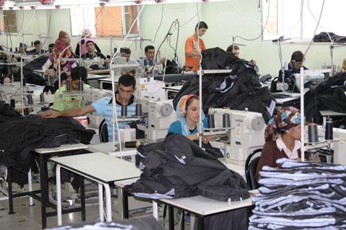 <b>"İKİNCİ OSB İÇİN YER TAHSİS ETTİK"</b>
Organize Sanayi Bölgesi'nde yer kalmadığı için ikinci Organize sanayi bölgesinin kurulması için 360 dönüm arazi tahsisi edildiğini anlatan Vali Duruer, "Yeni yatırım taleplerini bundan böyle ikinci bölgeye aktaracağız. Mardin, iki ülkeye sınır olması ve gümrük kapısının bulunmasının yanında altyapısı ile de avantajlı. Bölgeye doğalgaz geliyor. Ayrıca MOSB`nin 1 kilometre uzağında demir yolu hattı var. Yani buradan Türkiye`in her yerine ve yurt dışına rahatlı ulaşılabiliyor. Mardin'de yatırım yapacak olan herkese kolaylık sağlayacağız." diye konuştu.