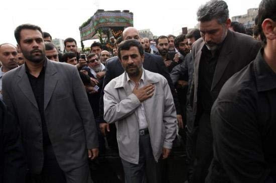 İran Cumhurbaşkanı Mahmud Ahmedinejad aşırı çalışmaktan hasta düştü.