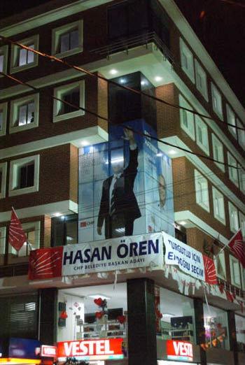 Normal şartlarda bu da haber mi denilecek bir gelişme; ama söz konusu, söz Atatürk'ten açıldı mı mangalda kül bırakmayan ve es kaza bir başka parti yapsa kıyameti kopartacak CHP olunca, oluyor. İşte CHP'li adayın Atatürk'e uyguladığı seçim traşı