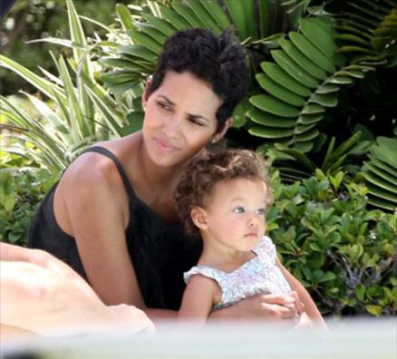 carlı oyuncu Halle Berry, kızı Nahla'nın doğumundan 15 ay sonra, top model eşi Gabriel Aubry ve kızıyla Miami'de tatil yaptı. Çiftin mutluluk tabloları düşman çatlattı