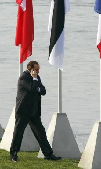 İtalya Başbakan Silvio Berlusconi, Başbakan Recep Tayyip Erdoğan ile görüştüğü için NATO'nun aile fotoğrafına katılamadı.