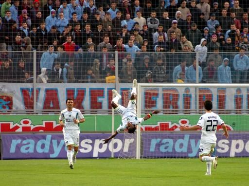 Trabzonspor şampiyonluk yarışında önemli bir yara aldı ve kendi sahasında Denizlispor'a 2-0 yenilmekten kurtulamadı. Trabzonspor'da büyük üzüntü yaşanıyor, denizli sevinçten uçuyor
