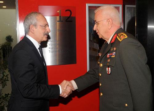 Genelkurmay Başkanı Orgeneral Işık Koşaner, S&uuml;heyl Batum'un "meğer asker kağıttan kaplanmış" s&ouml;zleri nedeniyle karşı karşıya geldiği CHP'ye iade-i ziyarette bulundu.