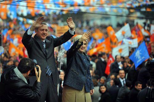 AK Parti Genel Başkanı ve Başbakan Recep Tayyip Erdoğan'ın Şanlıurfa mitinginde izdiham yaşandı. Erdoğan, aşırı kalabalıktan dolayı Şanlıurfa'daki miting alanına giremedi