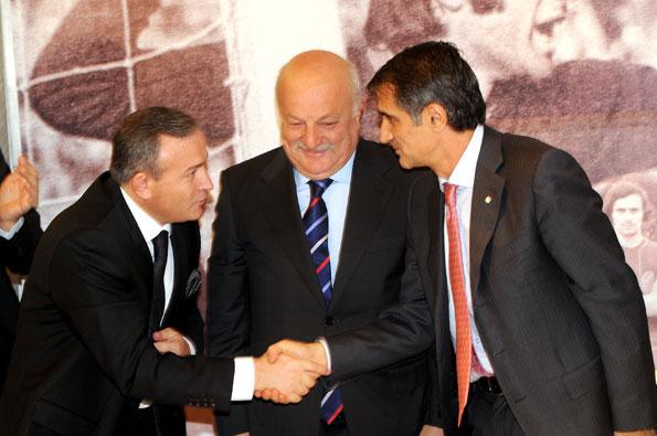 Trabzonspor ile sözleşme imzalayan Teknik Direktör Şenol Güneş, hedefindeki Trabzonspor'u anlattı. Camiaya ve taraftarlara birlik beraberlik mesajı veren Güneş, Fatih Tekke'nin takıma geri kazandırılmasına nasıl baktığını da açıkladı.
