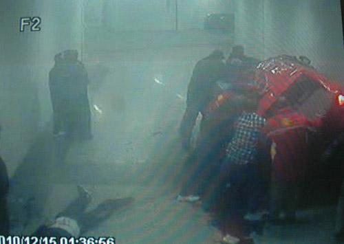 Adana'da, iki polis memurunun hayatını kaybettiği metro istasyonundaki trafik kazasının güvenlik kamerası tarafından saniye saniye görüntülendiği ortaya çıktı.