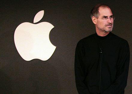 <p>Appleın kurucusu ve efsane CEOsu Steve Jobs, son 10 yılda piyasaya çıkardığı müzikçalar iPod, akıllı telefon iPhone ve tablet bilgisayar iPad ile teknoloji dünyasını birbirine kattı, adeta devrim yarattı.</p>
<p>Appleı 1976da evinin garajında kuran, 1985te şirketten uzaklaştırılan, 1997de geri dönüp Appleı iflastan kurtaran Steve Jobs, geçen yıl pankreas kanserinden öldüğünde Apple dünyanın en değerli şirketi haline gelmişti. Steve Jobs müzikten animasyona, yayıncılıktan mağazacılığa elini sürdüğü her sahada değişim yarattı.</p>
<p>Steve Jobsun son iki yılında yanında olan ve kendi ağzından biyografisini yazan Walter Isaacson, şimdi de Jobsun yönetim sırlarını kaleme aldı.</p>
<p>Walter Isaacson, birçok kişinin Steve Jobsun hayatından liderlik dersleri çıkarmaya uğraştığını ancak pek de başarılı olamadıklarını belirterek, Jobsu başarıya taşıyan özellikleri Harvard Business Review dergisi için 10 maddede topladı. Isaacson, dergideki tespitlerine şöyle başladı:<p/>
