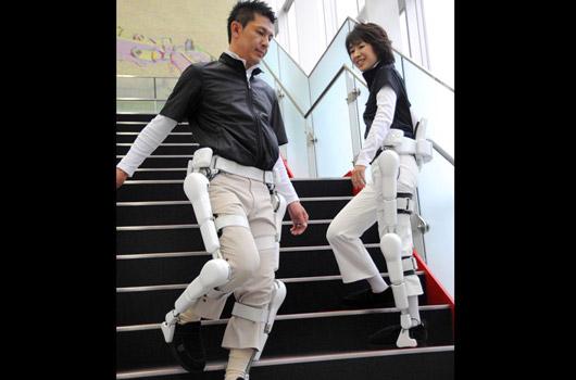 <strong>25. Yürüme zorluğu HAL ile aşılmıştı</strong><br><br>
2008 -> Her robot, bir şekilde insanlara benzeyecek diye bir kural yok. Nitekim HAL adı verilen bu akıllı yardımcılar, yürüme zorluğu yaşayan hastaların tedavisinde kullanılmıştı. Bu özel yardımcıdan faydalanmak isteyenler, 1500 ila 2200 dolar arasında değişen fiyatlarla HAL'ı kiralayabiliyordu.