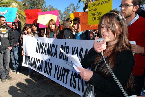 Adana'daki eşek eti skandalı öğrencileri sokağa döktü. Çukurova Üniversitesi'nin Yurt Kur'a bağlı yurdunda kalan öğrencileri, eşek eti yedirilmesini protesto ederken, rektör içinç ok ilginç pankarlar açtılar...