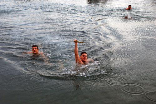 Hıristiyan inancına göre Hz. İsa'nın doğumu ve vaftiz edilişinin 2011. yıldönümü, Yeşilköy'de düzenlenen denizden haç çıkarma töreniyle kutlandı. Törenlere Patrik Bartholomeos'un ezana hürmet göstermesi damga vurdu.