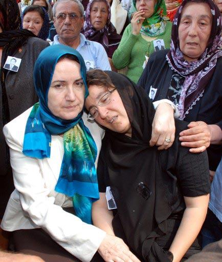 TBMM Başkanvekili Meral Akşener de Çapraz ailesine baş sağlığı dileğinde bulundu. Eşini teselli etti.